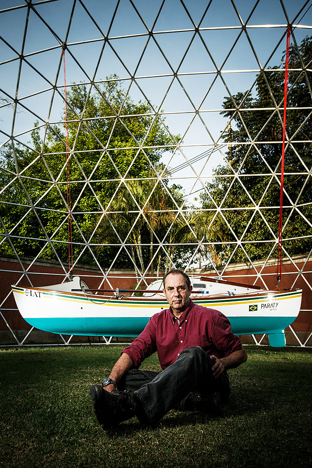Amyr Klink e sua canoa I.A.T, pendurada no domo geodsico que construiu em sua casa