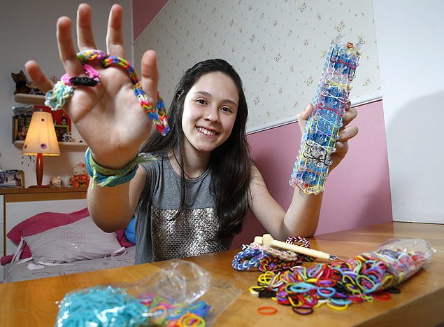 Luisa Machado Saldanha, 12, faz pulseiras trançadas com kits importados