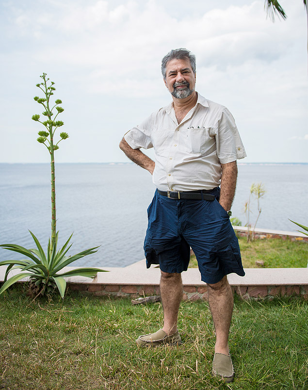O físico Paulo Artaxo, da USP, nas margens do rio Negro, no Amazonas