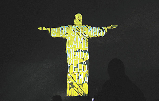 Sade + Cincia 19.09.2014 - Cristo ganhou iluminao especial na quinta (18) convocando para a Caminhada pelo Clima marcada para domingo - (Pilar olivares -18.set.2014/Reuters)