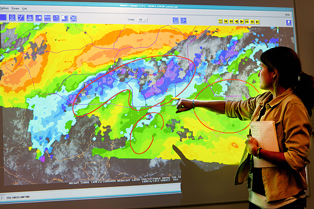 Meteorologistas fornecem a cada 2h previses sobre chuvas e tempestades para as companhias areas
