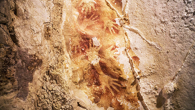 Pinturas de mos por estncil descobertas na ilha de Sulawesi, na Indonsia, com 39 mil anos de idade