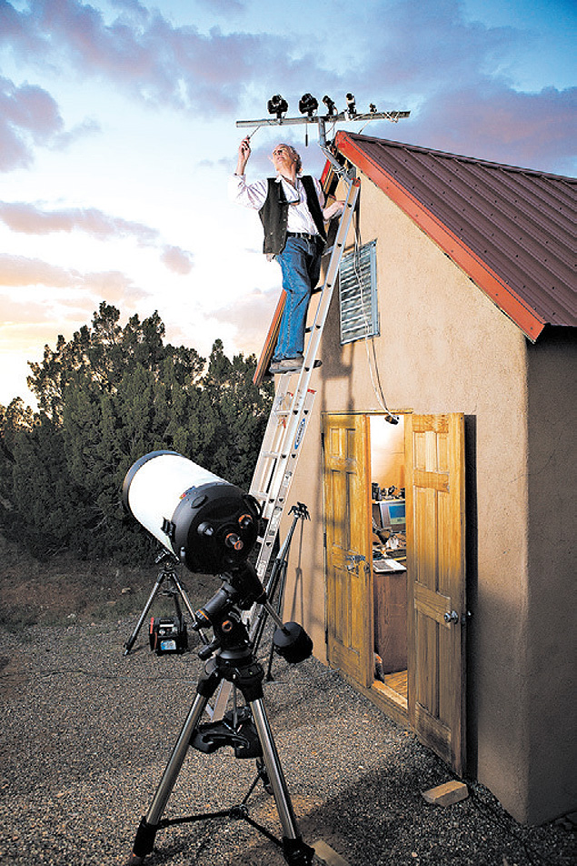 Thomas Ashcraft em seu observatrio no Novo Mxico, Estados Unidos, onde fotografa "sprites"