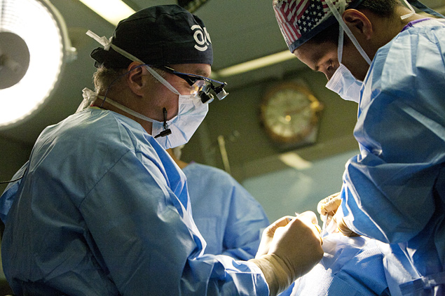 Mdicos fazem cirurgia em paciente no avio da Orbis em Trujillo, no Peru 