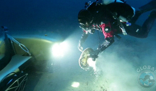 Imagem de vdeo mostra mergulhador examinando carga encontrada na costa da Itlia