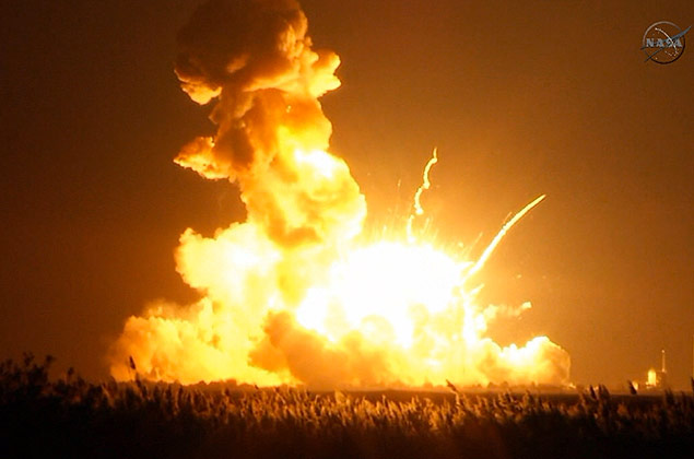 Foguete da empresa Orbital Sciences, operando misso da Nasa, explode em base na Virginia, EUA, seis segundos aps o lanamento 