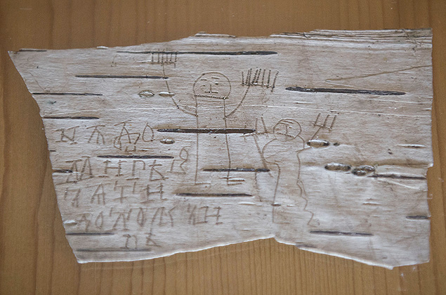 Desenho e bilhete do sculo 13 em casca de rvore de Veliky Novgorod, na Rssia