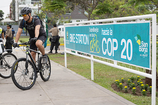 Espectador da 20 conferncia do clima da ONU entra em estacionamento de bicicletas do evento em Lima, no Peru