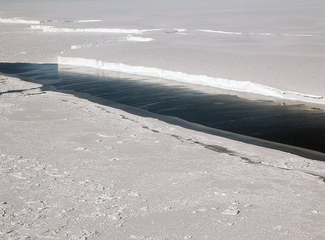 Foto mostrando o derretimento da baa congelada do mar de Amundsen, no oeste do continente antrtico