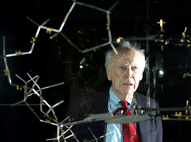 James Watson, co-descobridor da estrutura do DNA, atrs de um modelo, no Museu de Cincia de Londres