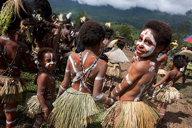Crianas danam em uma festa tribal na Papua Nova Guin