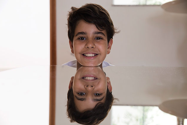Vitor Vasconcellos, 10, que teve a polpa de seu dente de leite congelada