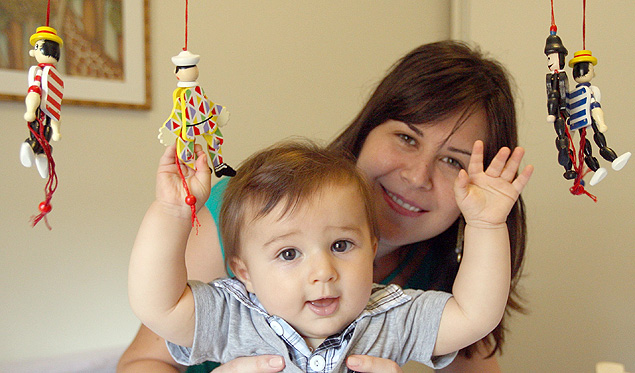 Mariana Ferreira de Souza, 30, e seu filho Vitor; ela escolheu fazer cesrea por causa do medo da dor