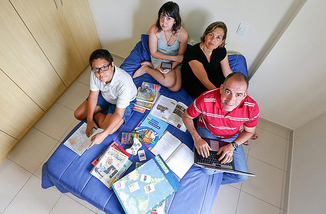 Guilherme, 13, e Lorena, 17, que são educados em casa pelos seus pais, Lilian e Ricardo Dias 