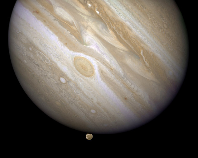 Jpiter e Ganimedes, a maior de suas 67 luas conhecidas, com 5.270 km de dimetro