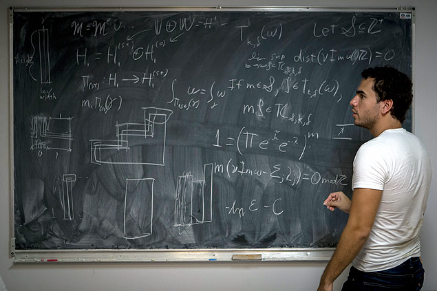 Artur vila durante aula para um aluno do Institut de Mathematique de Jussieu-Paris, onde  coordenador de pesquisa