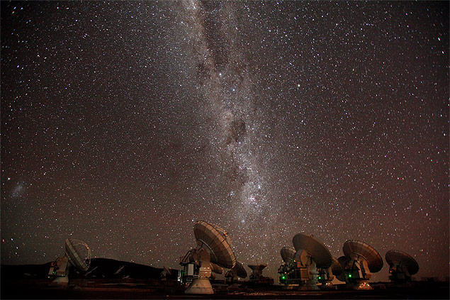 A via láctea "desce" até as antenas do observatório Alma. The ALMA telescope, currently under construction in the Atacama Desert of Chile. Picture credit: ALMA (ESO/NAOJ/NRAO), C. Padilla - http://star.herts.ac.uk/~tdavis/ALMA_1_full.jpg
