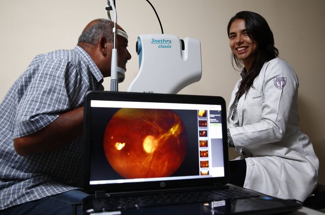 A oftalmologista Mariana Coelho demonstra o funcionamento da máquina que fotografa o olho