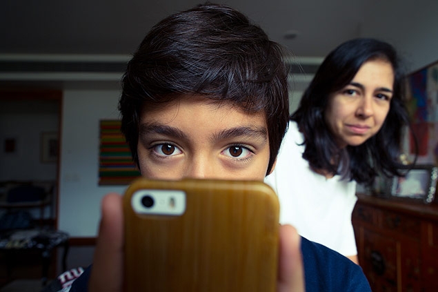 A economista Mariana Villar, 42, com o filho Diogo, 10, que adora o aplicativo WhastApp