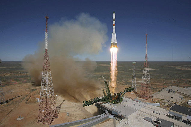 Progress M-27M, acoplada ao foguete Soyuz durante lanamento de Baikonur, no Cazaquist