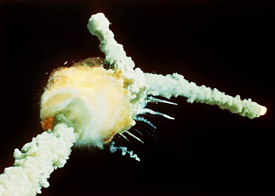 O nibus espacial Challenger explode 73 segundos aps deixar o Kennedy Space Center, no Cabo Canaveral, Flrida (EUA). 