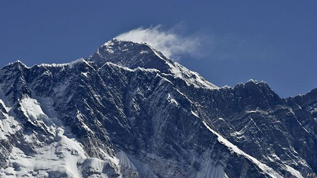Fotografia tirada em abril de 2015 mostra uma vista do Monte Everest 