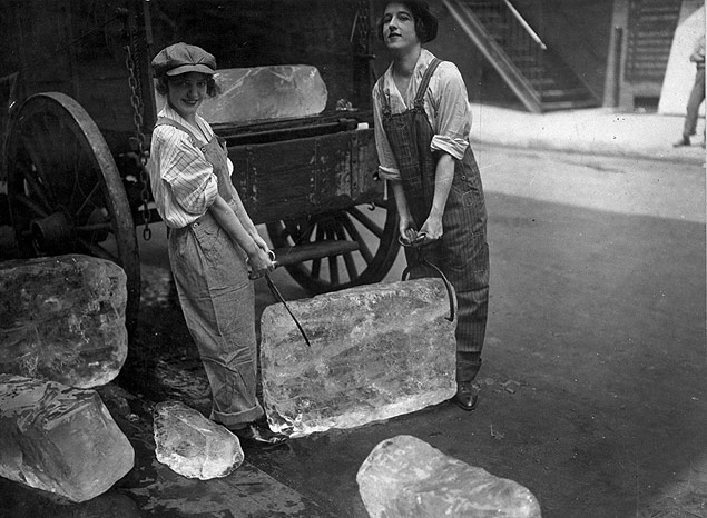 Mulheres entregam gelo, usado para refrescar casas, durante a Primeira Guerra, nos EUA