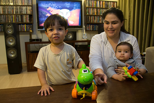 Tatiana Arajo, 28, com seus filhos Alexandre e Samuel (no colo), que tm alergia a leite
