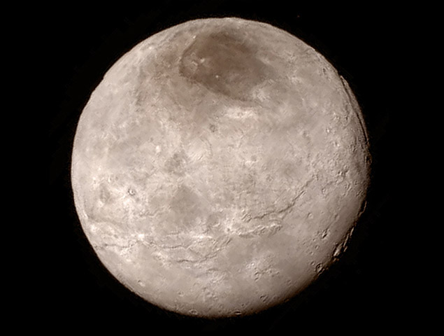 Foto com mais detalhes de Caronte, a maior lua de Pluto