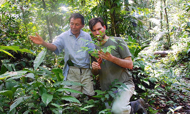 Um dos xams apresenta a floresta ao mdico e explorador Christopher Herndon