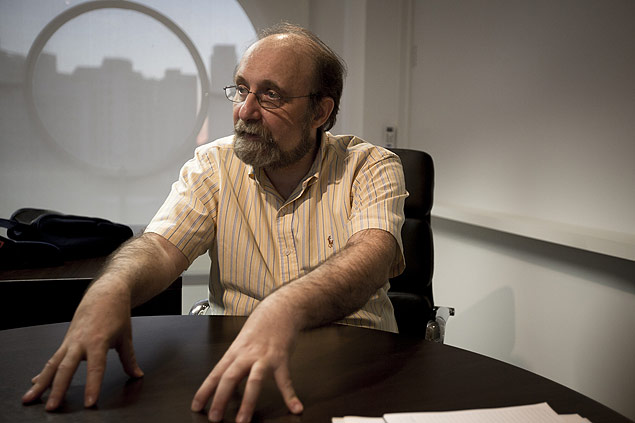 O neurocientista Miguel Nicolelis em seu escritrio em So Paulo