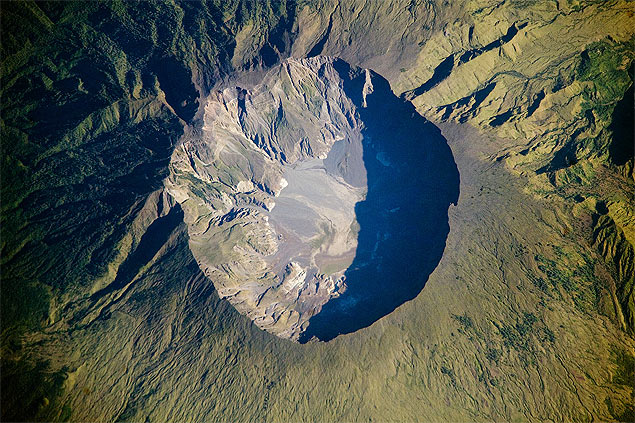Cratera do Tambora, na Indonsia, que possui 6 km de dimetro e 1,1 km de profundidade