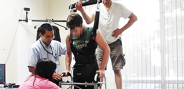 Paraplgico caminha quatro metros com ajuda de 'leitor' da mente