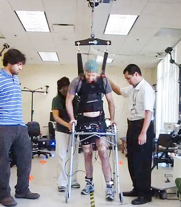 Paraplgico caminha quatro metros com ajuda de 'leitor' da mente