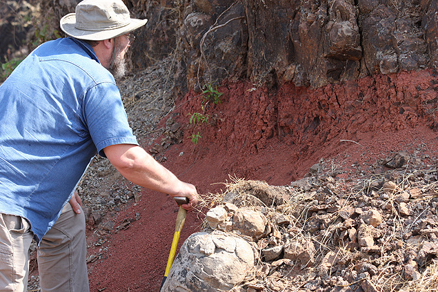 O professor de geologia Paul Renne analisa pedras criadas por atividade vulcnica na ndia