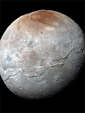 A lua de pluto, Caronte, que tem canions, montanhas e tem cores vivas, mostra imagem da New Horizons