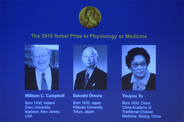 William C. Campbell, Satoshi Omura e Youyou Tu, ganhadores do Prêmio Nobel de Medicina de 2015