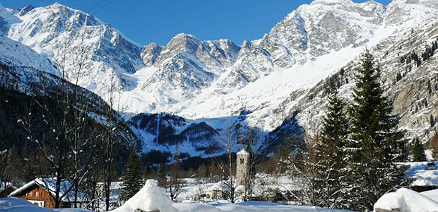 Avano intenso de geleira assustou o pequeno vilarejo de Macugnaga, no norte italiano