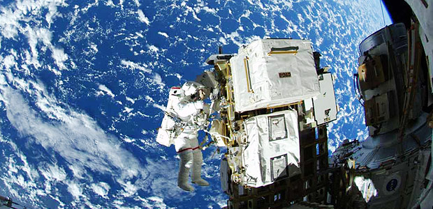 Austronauta remove mdulo de refrigerao quebrado na Estao Espacial Internacional