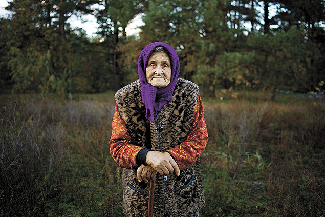 A idosa Nadiya Gorbachenko, que vive na rea de excluso de Chernobyl, evacuada em 1986