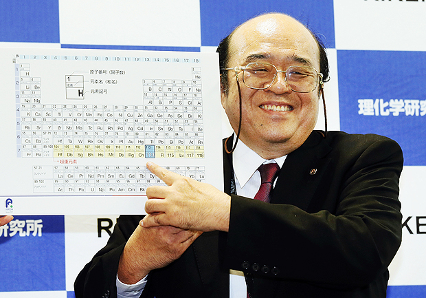 Cientista Kosuke Morita mostra elemento 113 na tabela, descoberto por japoneses