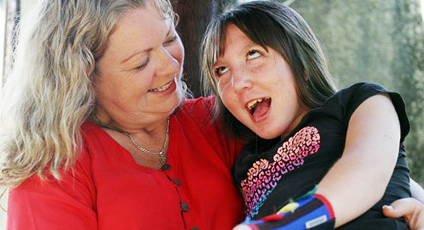 Jenn e sua filha Charley, que faz tratamento hormonal para nunca crescer