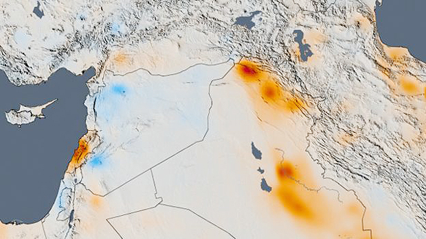 Mapa mostra que emisses caram entre 2005 e 2014 na Sria em guerra (rea com manchas em azul) e avanaram no Iraque, que produz muito petrleo (onde h mais marcas vermelhas,  direita)