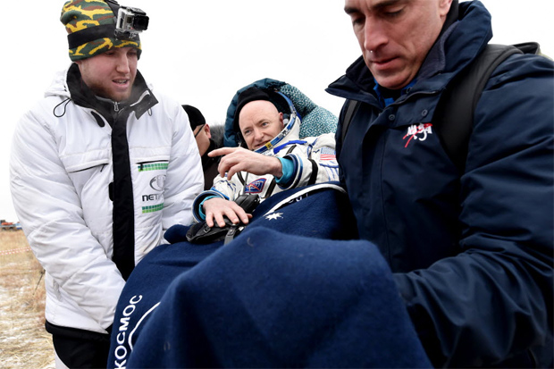 O astronauta americano Scott Kelly recebe cuidados aps pousar nas estepes do Cazaquisto