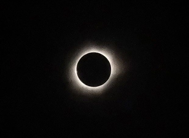 O eclipse solar visto na ilha de Malaku, na Indonsia