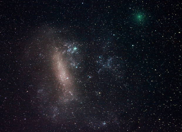 Cometa 252P/Linear se apresenta como trao verde, prximo  Grande Nuvem de Magalhes