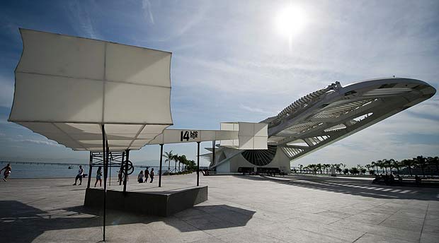A replica of Santos Dumont's 14-bis biplane was placed outside the Museu do Amanha (Museum of Tomorrow) to promote the exhibit 