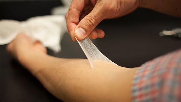 A 'segunda pele' mantem a hidratação e parece melhorar a elasticidade da pele natural