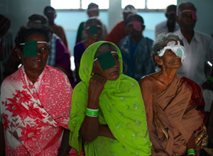 Pacientes depois de serem submetidas a cirurgias de catarata no Aravind Eye Hospital in Madurai, na Índia Sparknews