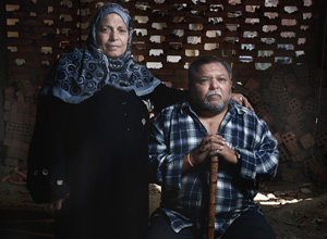 Os beneficiados da ONG Samia el-Shennawy, 60, e seu marido Saber Mohamed, 64, no subúrbio de Cairo Jonathan Rashad